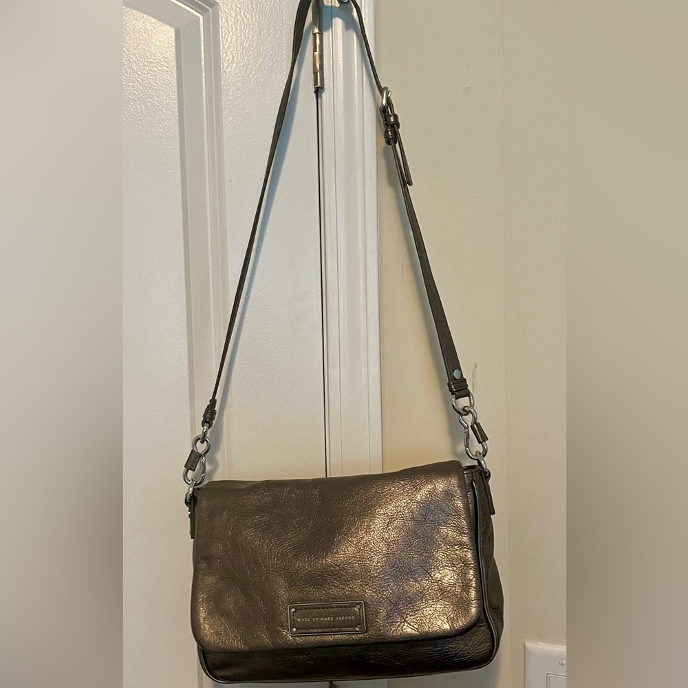 EUC Marc by Marc Jacobs Metallic Pewter
Colored Leather Shoulder Crossbody Bag